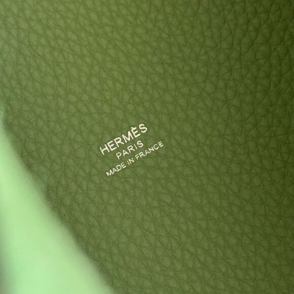 HERMES Taurillon Maurice Picotin Lock 18 PM Vert Criquet Green NEW 2021 - Picture 4 of 13